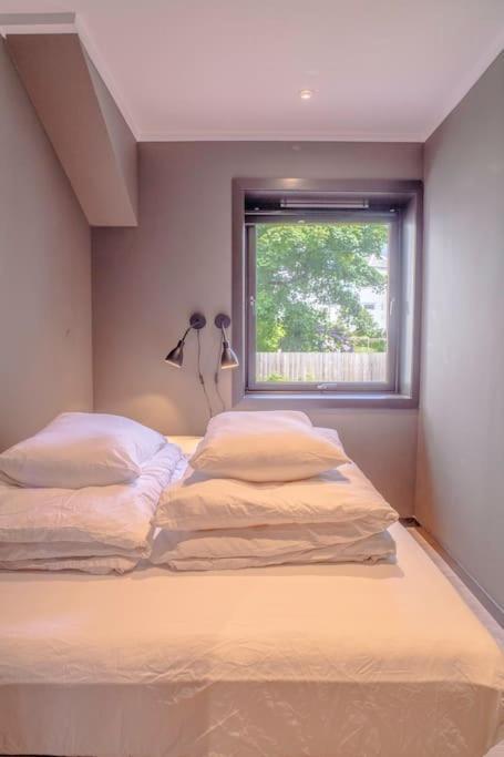 Apartamento Near Brosundet, Newly Refurnished, Free Street Parking Ålesund Exterior foto