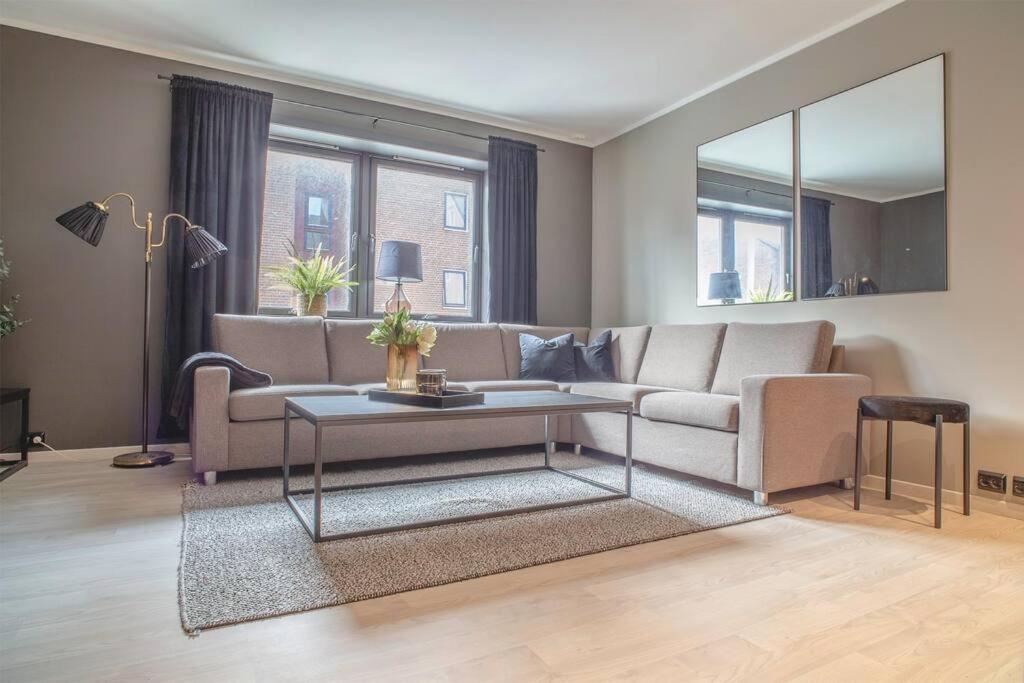 Apartamento Near Brosundet, Newly Refurnished, Free Street Parking Ålesund Exterior foto