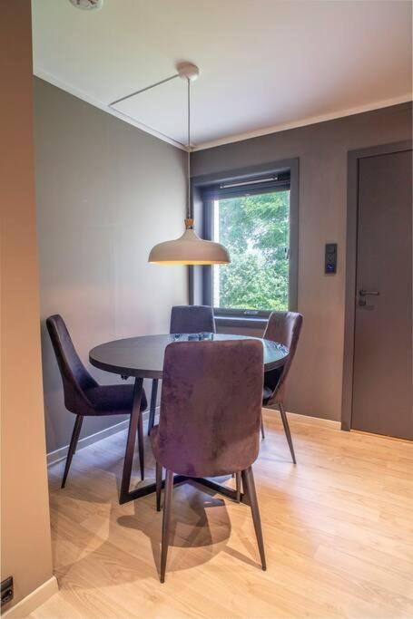 Apartamento Near Brosundet, Newly Refurnished, Free Street Parking Ålesund Exterior foto