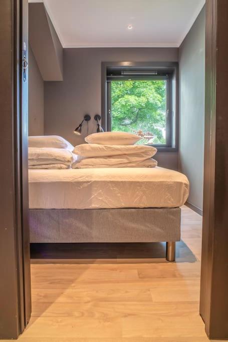 Apartamento Near Brosundet, Newly Refurnished, Free Street Parking Ålesund Exterior foto