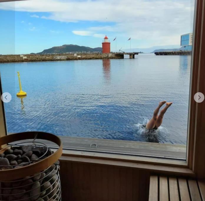 Apartamento Near Brosundet, Newly Refurnished, Free Street Parking Ålesund Exterior foto