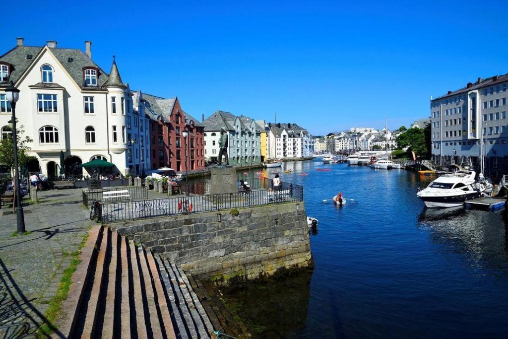 Apartamento Near Brosundet, Newly Refurnished, Free Street Parking Ålesund Exterior foto